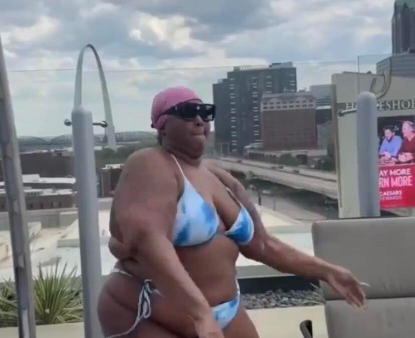 LIZZO PAYS HOMAGE TO STL AS SHE DANCE IN FRONT OF THE ARCH