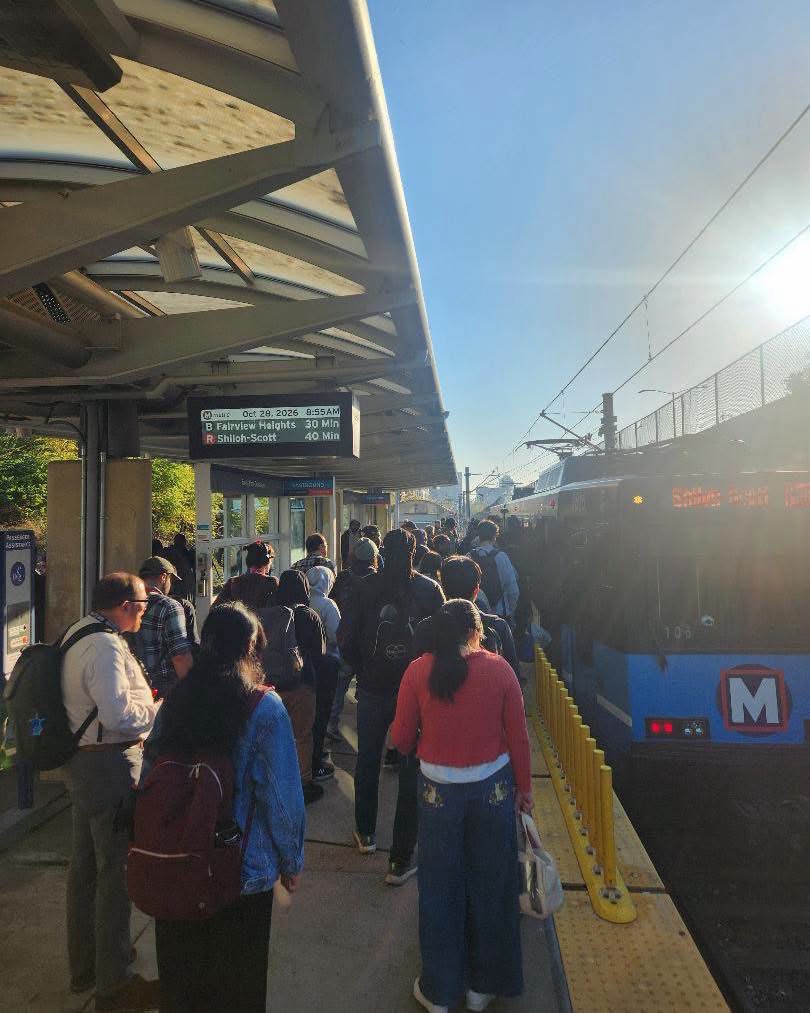 🚨 METROLINK RIDERS ARE NOT FEELING THESE SINGLE-CAR TRAINS! IS METRO TRYING TO SAVE MONEY AT THE EXPENSE OF PASSENGERS? 👀